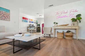 Interior - Pink Palm Sarasota! Heated Pool, Mini Golf & Games (Sarasota)