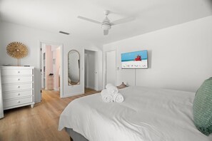 3 bedrooms, iron/ironing board, travel cot, free WiFi - Pink Palm Sarasota! Heated Pool, Mini Golf & Games (Sarasota)