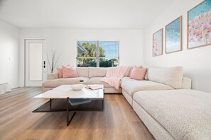 Smart TV, table football - Pink Palm Sarasota! Heated Pool, Mini Golf & Games (Sarasota)