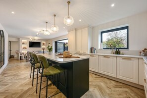 Frigorífico, microondas, horno y lavavajillas