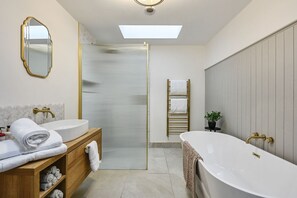 Een douche, een haardroger, handdoeken