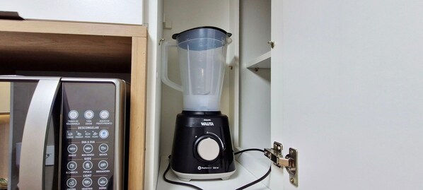 A kitchen with a blender and a microwave. - COSTE0110 - Concept Life Stella (Salvador)