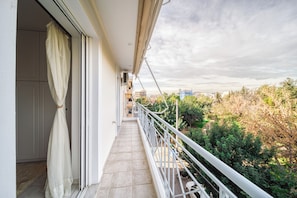 Property grounds - Spacious 3-Bedroom Athens Retreat • Park View • Balcony (Athina)