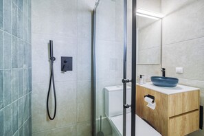 Shower, hair dryer, towels, soap - Spacious 3-Bedroom Athens Retreat • Park View • Balcony (Athina)