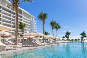 Una piscina al aire libre, una piscina climatizada