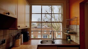 Fridge, oven, stovetop, cookware/dishes/utensils - Bright 1BDR Flat in the Heart of Camberwell (Greater London)