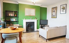 TV, video games - Bright 1BDR Flat in the Heart of Camberwell (Greater London)