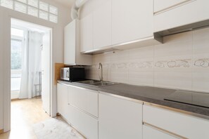 Een koelkast, een microgolfoven, een vaatwasser