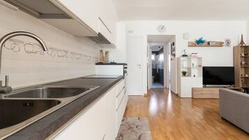 Geladeira, micro-ondas, lava-louças