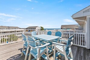 Outdoor dining - Updated townhome 90 steps from the sand w/ a Pool! 8 new beds + 1 sleeper sofa (Ocean City)