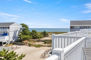 Property grounds - Updated townhome 90 steps from the sand w/ a Pool! 8 new beds + 1 sleeper sofa (Ocean City)