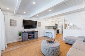 Smart TV, ping pong - Updated townhome 90 steps from the sand w/ a Pool! 8 new beds + 1 sleeper sofa (Ocean City)