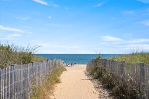 Sun-loungers, beach towels - Updated townhome 90 steps from the sand w/ a Pool! 8 new beds + 1 sleeper sofa (Ocean City)