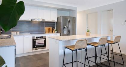 Dakabin Escape Modern Comfort near Dining and Shops