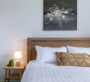 Tabla de planchar con plancha, wifi, ropa de cama