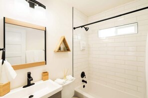 Shower, hair dryer, towels - Sun-Filled Apt | Walk to Beach | Private Patio (San Diego)