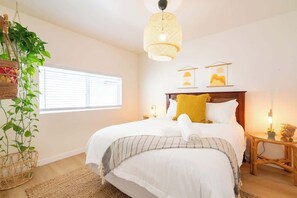 1 bedroom, iron/ironing board, travel cot, WiFi - Sun-Filled Apt | Walk to Beach | Private Patio (San Diego)