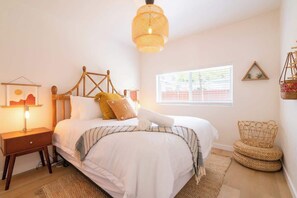 1 bedroom, iron/ironing board, travel cot, WiFi - Picture Perfect Apt | Walk to Beach/Cafes | Patio (San Diego)