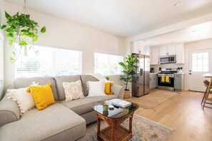 TV, offices - Three Separate Beach Bungalows 1 Block From Beach! (San Diego)