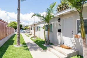 Property grounds - Three Separate Beach Bungalows 1 Block From Beach! (San Diego)