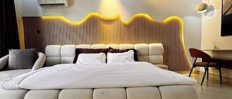 Luksusleilighet, balkong, byutsikt | Skrivebord, skrivebord for bærbar PC, blendingsgardiner og lydisolert