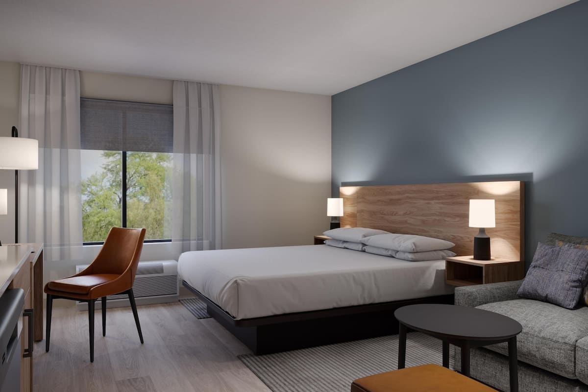 Studiosvit - 1 kingsize-säng med bäddsoffa - tillgänglighetsanpassat badkar | Skrivbord, mörkläggningsgardiner, strykjärn/strykbräda och gratis wi-fi