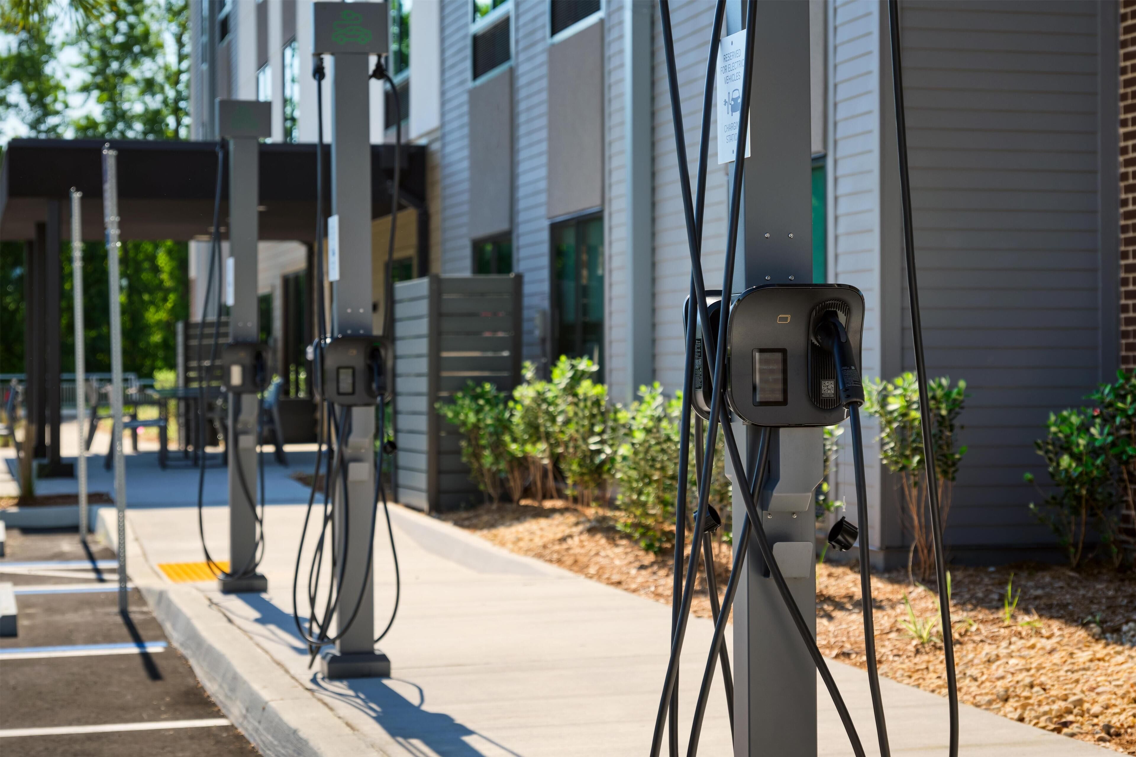 Electric vehicle charging station