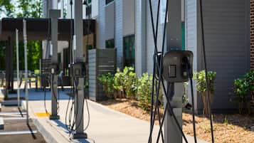 Electric vehicle charging station