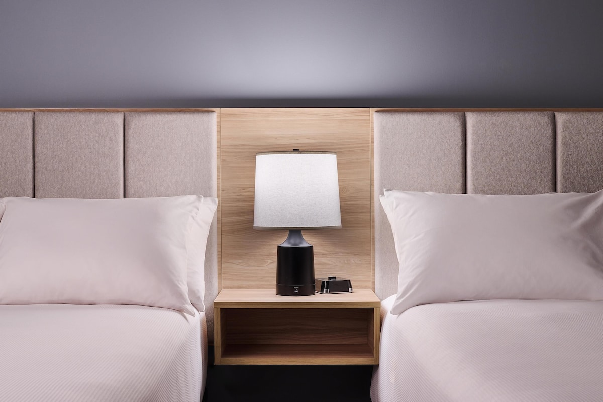 Studiosvit - tillgänglighetsanpassat badkar (2 Queen Beds and 1 Sofa Bed) | Skrivbord, mörkläggningsgardiner, strykjärn/strykbräda och gratis wi-fi