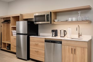 Full-sized fridge, microwave, dishwasher, cookware/dishes/utensils - Hyatt Studios Jacksonville/St Johns Town Center (Jacksonville)