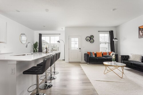 Stylish Westfield Retreat | Near Grand Park