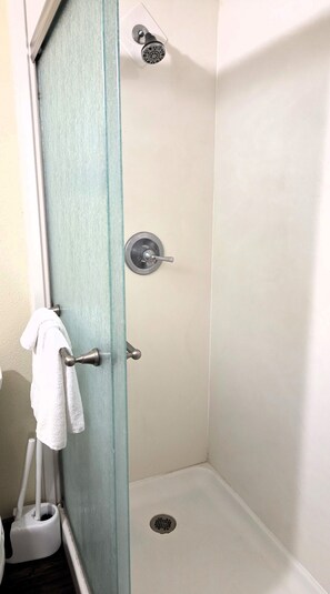 Dusche, Handtücher, Seife, Shampoo