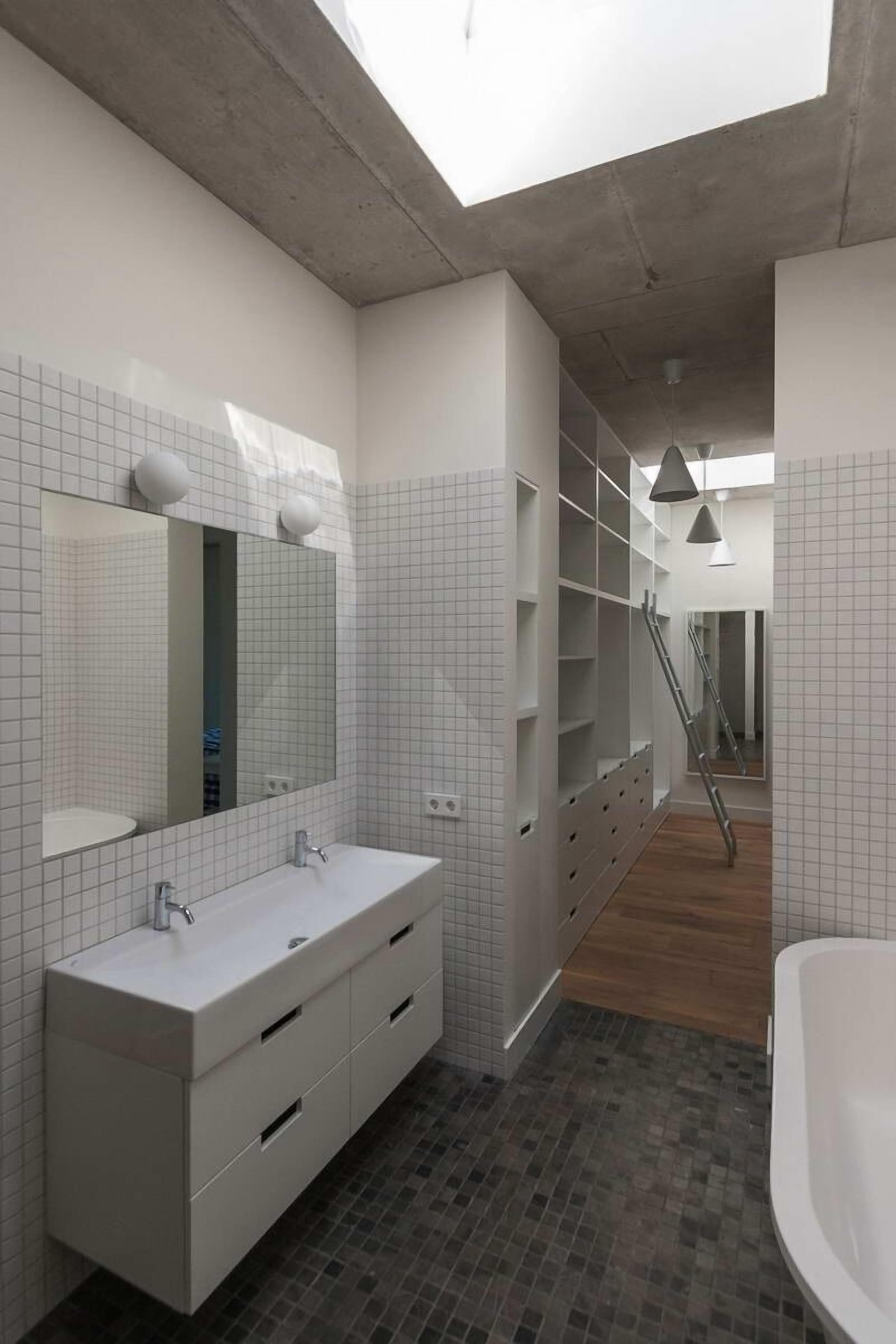 Sèche-cheveux, serviettes fournies, savon, papier toilette