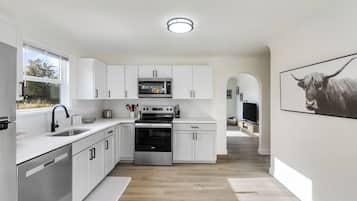 Micro-ondes, four, plaque de cuisson, lave-vaisselle