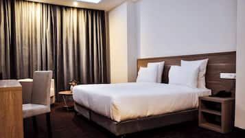 Camera Standard con letto matrimoniale o 2 letti singoli | Una cassaforte in camera, una scrivania, postazione laptop