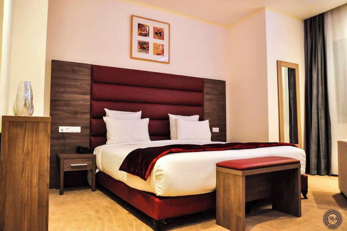 Standard-herbergi fyrir tvo | Öryggishólf í herbergi, skrifborð, vinnuaðstaða fyrir fartölvur