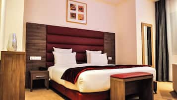 Standard-Doppel- oder -Zweibettzimmer | Zimmersafe, Schreibtisch, laptopgeeigneter Arbeitsplatz