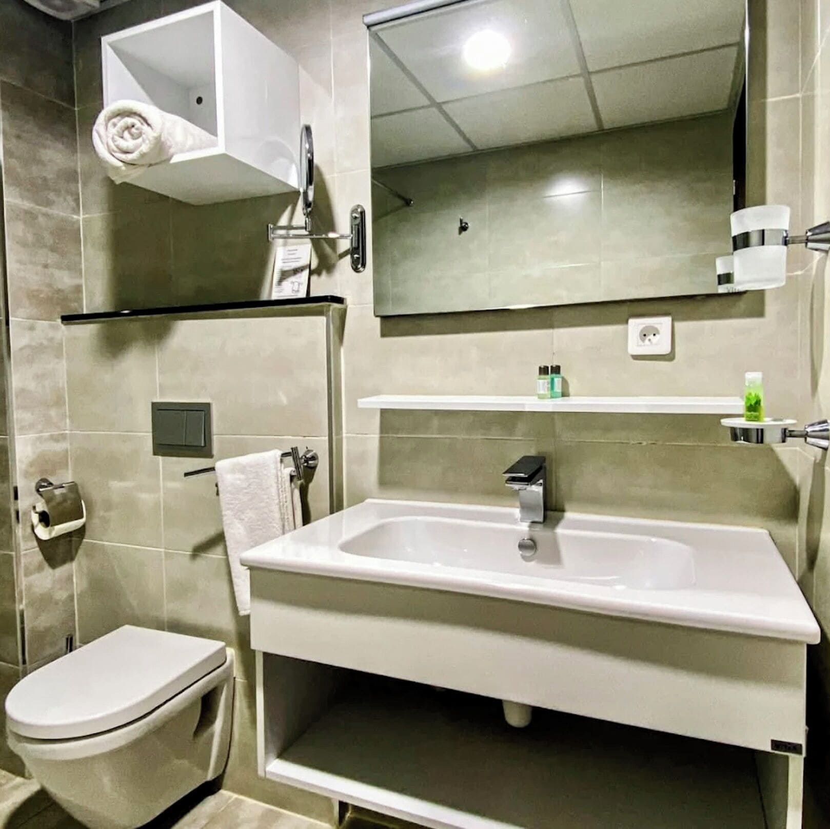 Camera Standard con letto matrimoniale o 2 letti singoli | Bagno | Doccia, set di cortesia gratuito, asciugamani, sapone