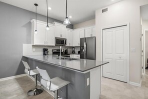 Coffee/tea maker, fridge, microwave, oven - 2 BD/ 2 BA/ Champions Gate (1137 DL) (Kissimmee)