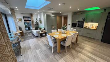 Cottage | Dining