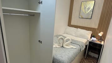 Economy Double Room, Balcony, City View | Seterika/papan seterika, Wi-fi percuma