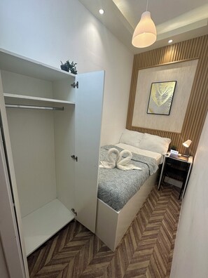 Economy-Doppelzimmer, Balkon, Stadtblick | Bügeleisen/Bügelbrett, kostenloses WLAN