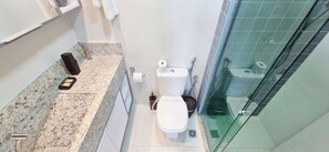 Íbúð | Baðherbergi | Sturta, handklæði, sápa, salernispappír