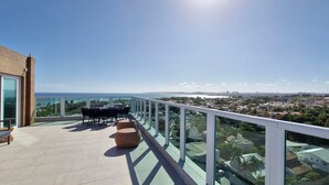 A balcony with a view of the city and ocean. - COPDS0110 - Pedra do Sal Privilege (Salvador)