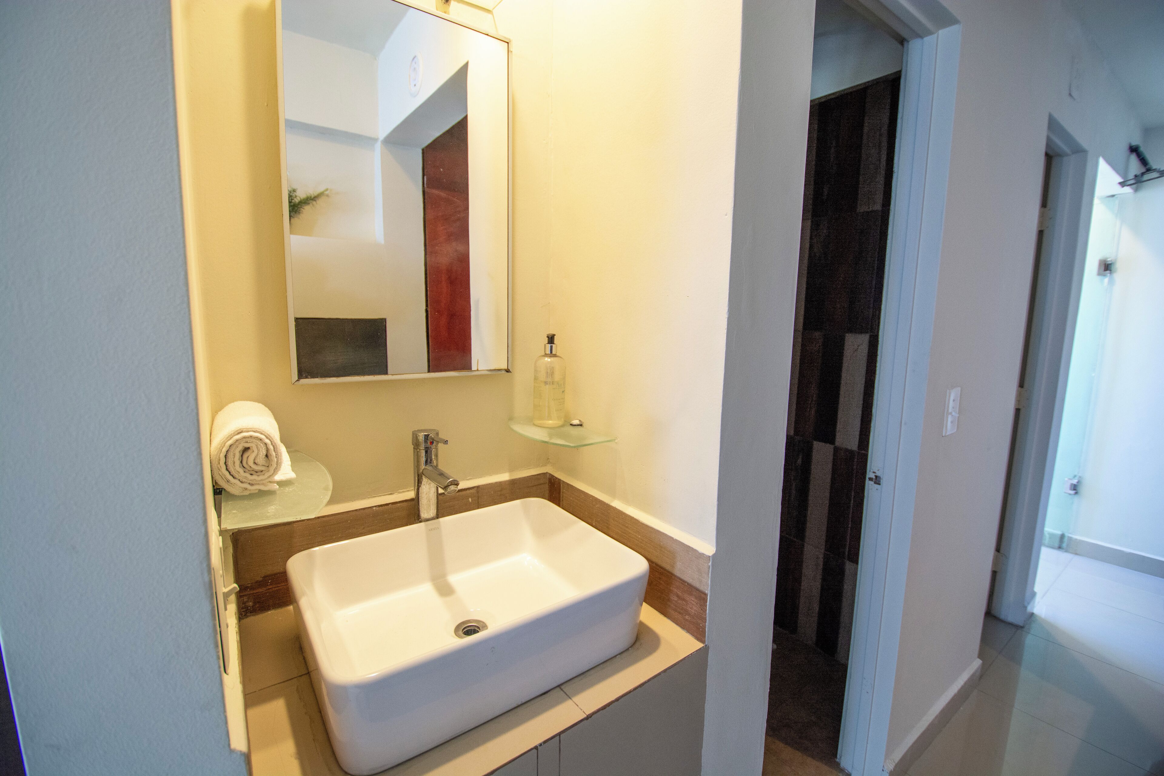 Een douche, een haardroger, handdoeken, zeep