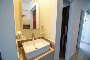 Een douche, een haardroger, handdoeken, zeep