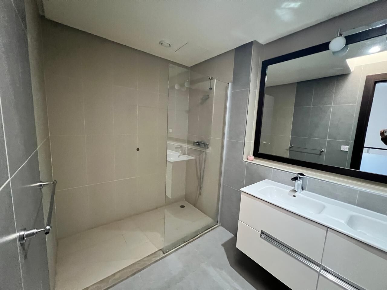 Douche, sèche-cheveux, bidet, serviettes fournies
