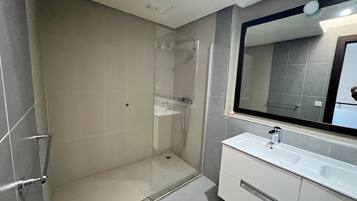 Douche, sĂšche-cheveux, bidet, serviettes fournies