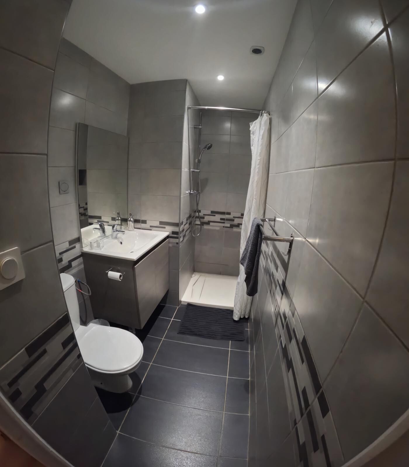 Een douche, een haardroger, handdoeken, toiletpapier