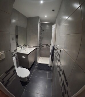 تجهيزات دش، مجففات شعر، مناشف، ورق حمّام